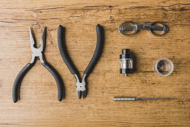 Измерительные инструменты с деревянным фоном, ножницами, атомайзером, рулоном
 - Фото, изображение
