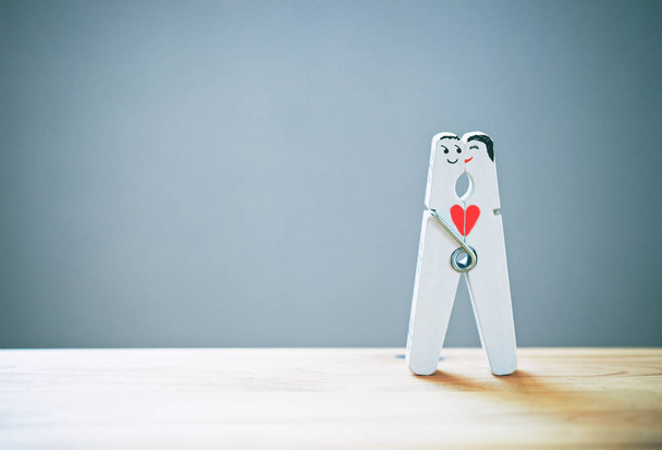Happy couple in love. Wooden pin with painted funny faces of lovers. - Foto, afbeelding