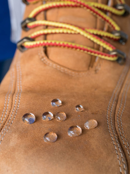 grandes gouttes d'eau sur vêtements imperméables bottes chaussures
 - Photo, image