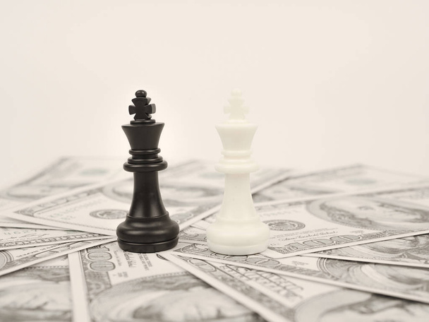 Παγκόσμιο παιχνίδι με χρήματα από το μαύρο νικητής σκάκι βασιλιά στις διεθνείς maj - Φωτογραφία, εικόνα