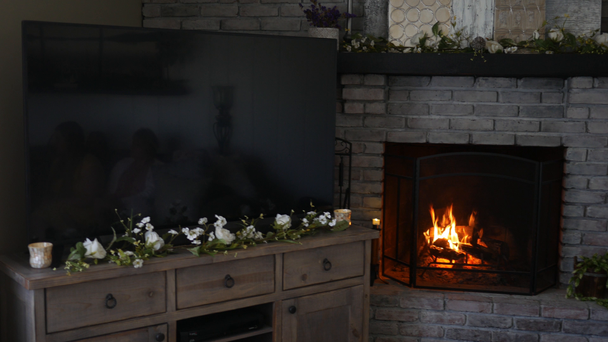 A 4-k, Tv műholdas csatornákkal modern nappaliban az tükrözi az emberek - Felvétel, videó