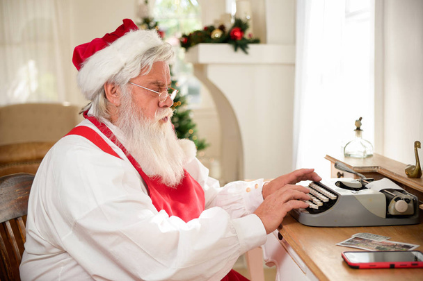 Divertido Papá Noel realista alrededor de la casa
 - Foto, Imagen