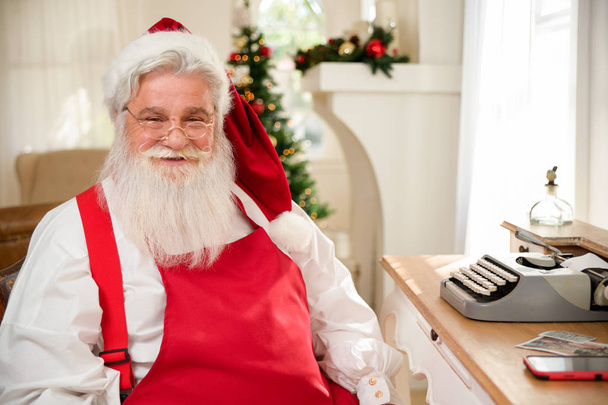 Весело реалістичні Санта-Клауса по всьому будинку - Фото, зображення