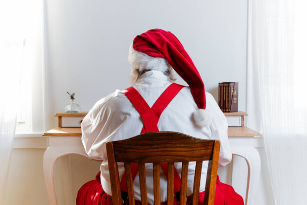 Divertido Papá Noel realista alrededor de la casa
 - Foto, Imagen