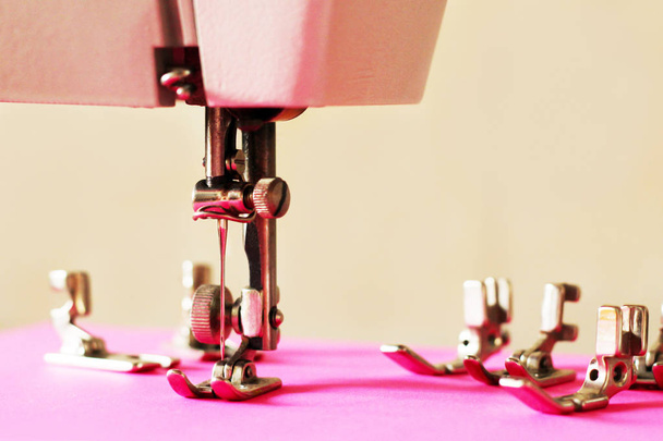 Група швейних машинних приладдя. Для різних завдань і типів стовбурів використовуються різні нижні кінцівки. Рожевий колір
. - Фото, зображення