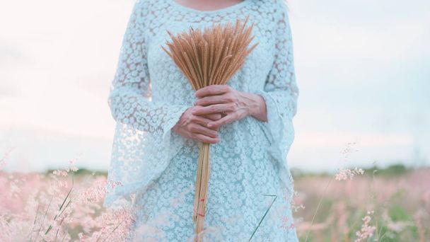 Mujer en el prado. viaje y puesta de sol, enfoque suave y selecto. Estilo de vida y felicidad concep
 - Foto, Imagen