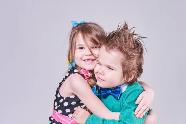 Güzel küçük erkek ve kız şirin sarılma - Fotoğraf, Görsel