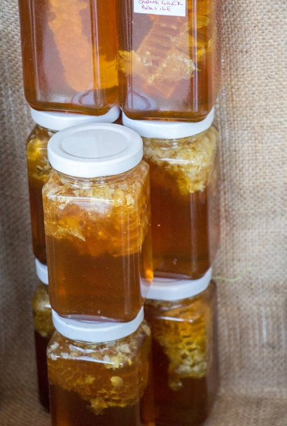 Glass jar of full of fresh honey with lid - Foto, Imagem
