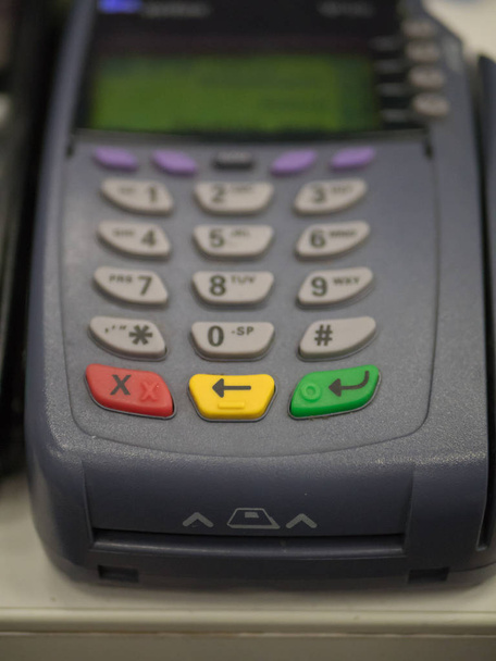 close-up tiro de um terminal de cartão de crédito em uma loja
 - Foto, Imagem