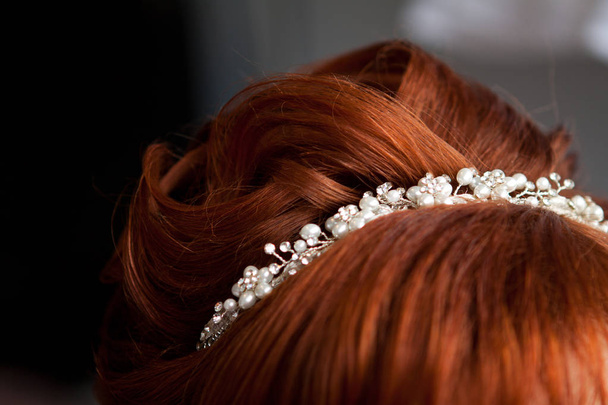 Gyönyörű menyasszonyi fejdísz, esküvői frizura-a vörös hajú - Fotó, kép