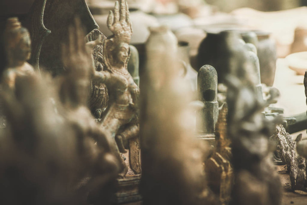 Relikte und Artefakte aus dem Angkor-Wat-Komplex werden von lokalen Verkäufern als Souvenirs verkauft - Foto, Bild