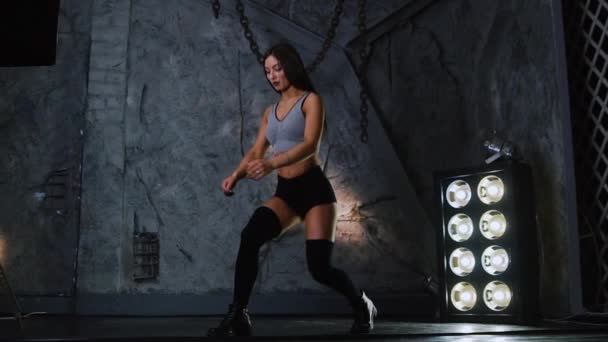 Delgado hermoso deportivo sexy chica haciendo saltos en una pierna para fortalecer los músculos de los muslos y las nalgas
 - Metraje, vídeo