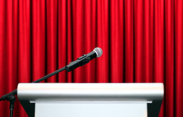mikrofon a színpadon háttér piros függöny - Fotó, kép