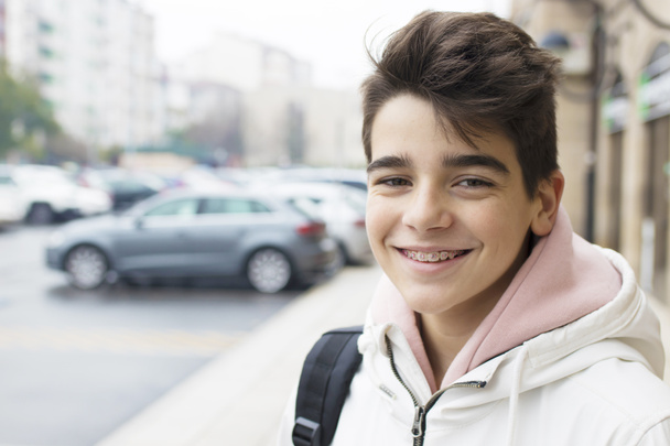 πορτρέτο του νεαρός έφηβος σε δρόμο της πόλης - Φωτογραφία, εικόνα