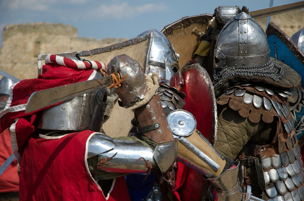 Keskiaikaisten ritarien taistelu
 - Valokuva, kuva