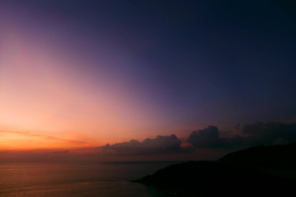 τοπίο του φωτός, ουρανός και σύννεφα στο βράδυ, μπλε και μοβ ηλιοβασίλεμα κοντά στη θάλασσα Adaman ορίζοντα - Φωτογραφία, εικόνα