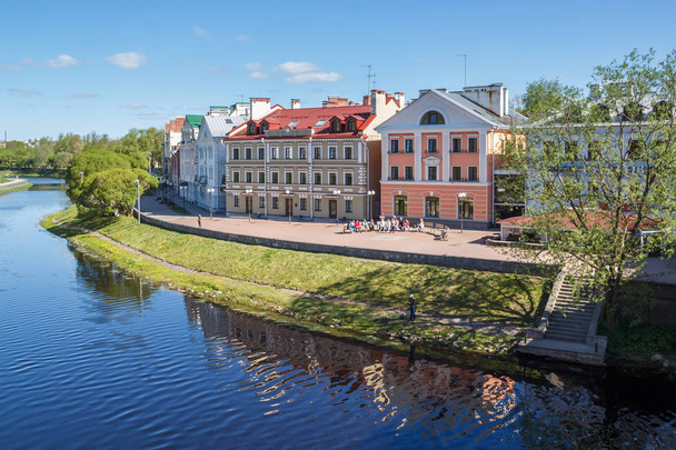 プスコフの住宅と河川堤防 - 写真・画像
