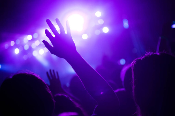 Doping szczęśliwy tłum na koncert korzystających muzyki - Zdjęcie, obraz