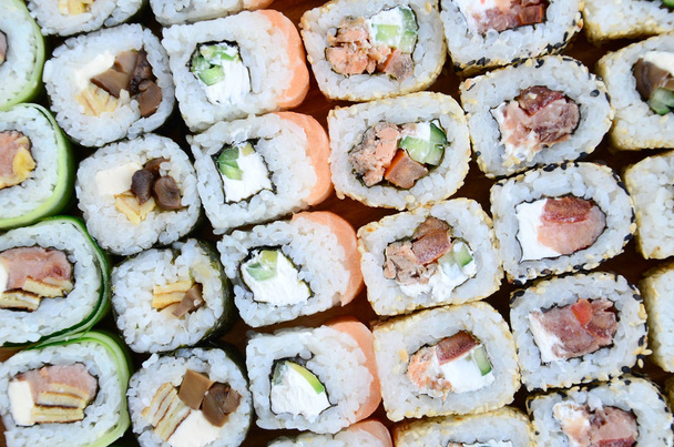 Detail hodně sushi rohlíky s různou náplní. Makro snímek klasického japonského pokrmu. Obrázek na pozadí - Fotografie, Obrázek