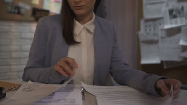 Dame liest Akten und trinkt Kaffee vom Kollegen, flirtet am Arbeitsplatz - Filmmaterial, Video