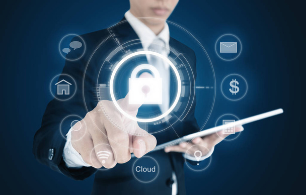 Homme d'affaires appuyant sur l'icône de verrouillage sur l'écran virtuel. Internet et cyberbusiness concept de système de sécurité
 - Photo, image