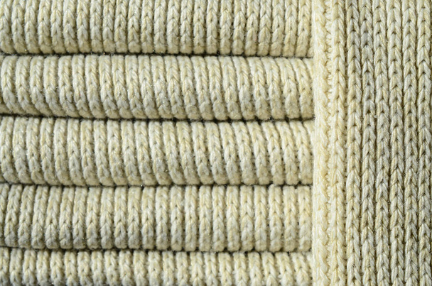 柔らかい黄色のニットのセーターの組成物。糸内のバインディングのマクロ テクスチャ - 写真・画像