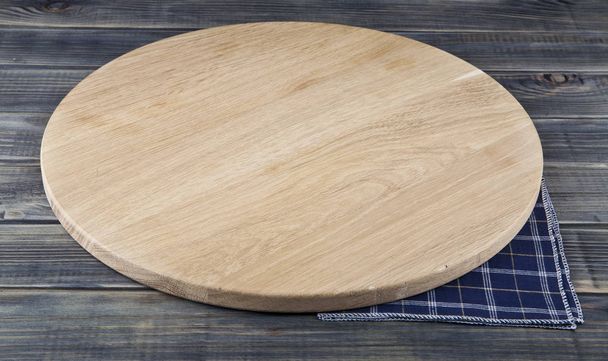 tablero de pizza redonda sobre un fondo de madera
 - Foto, Imagen