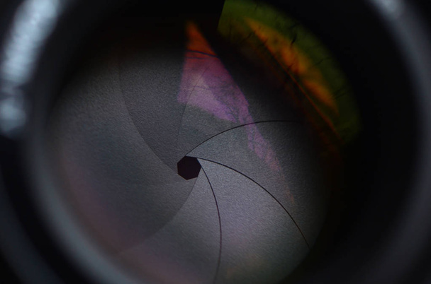 Fragment van een portret lens voor een moderne digitale Slr-camera. Een foto van een wide-diafragma lens met een brandpuntsafstand van 50mm - Foto, afbeelding