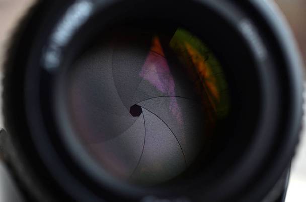Fragment einer Porträtlinse für eine moderne Slr-Kamera. eine Fotografie eines Weitwinkelobjektivs mit einer Brennweite von 50mm - Foto, Bild