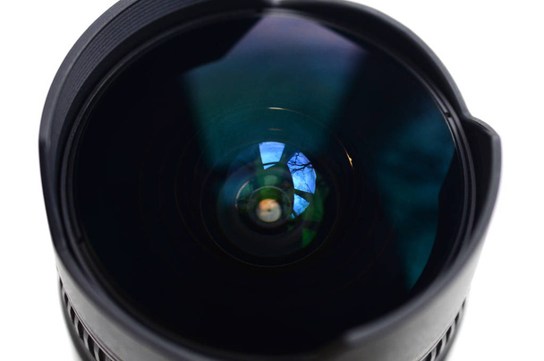 Fragmento de una lente gran angular para una cámara SLR moderna. Fotografía de una lente de ojo de pez con una distancia focal mínima
 - Foto, imagen