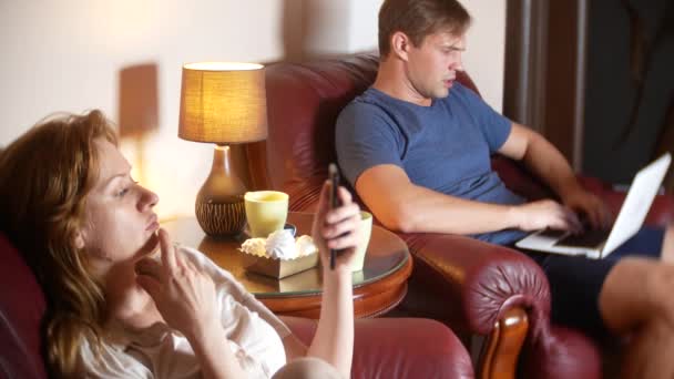 Interní a komunikační problém v rodině. manžel a manželka používá svůj smartphone, ignoruje všechny ostatní. 4k. - Záběry, video
