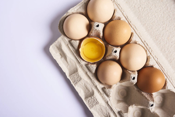 Felülnézet friss barna csirke tojás karton doboz elszigetelt fehér background - Fotó, kép