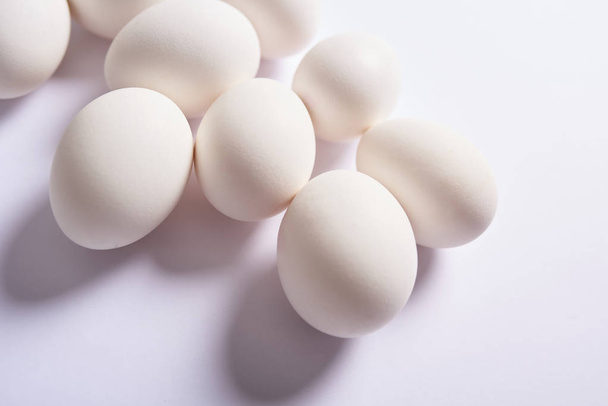 Valkoinen kana tuoreita munia eristetty valkoisella pohjalla. Luonnollinen terveellinen ruoka ja luonnonmukainen maatalous
 - Valokuva, kuva