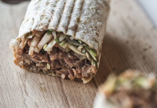 традиционный восточный сэндвич с мясом, луком и травами - Фото, изображение