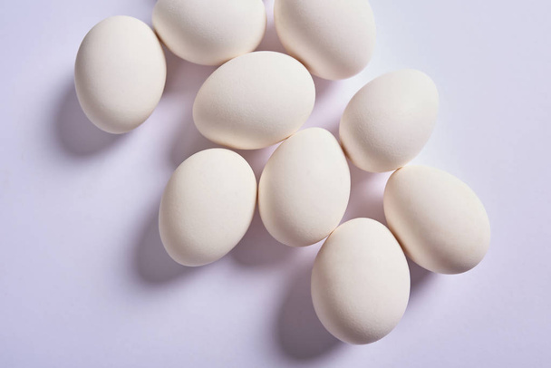 Huevos frescos de pollo blanco aislados sobre fondo blanco. Concepto natural de alimentación saludable y agricultura ecológica
 - Foto, Imagen