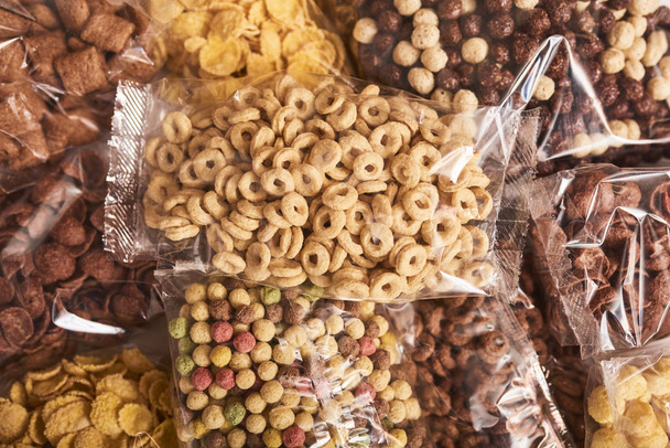 Vista superior de diferentes tipos de cereales en paquetes
 - Foto, Imagen