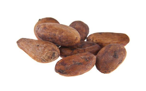granos de cacao aislados sobre fondo blanco
 - Foto, Imagen