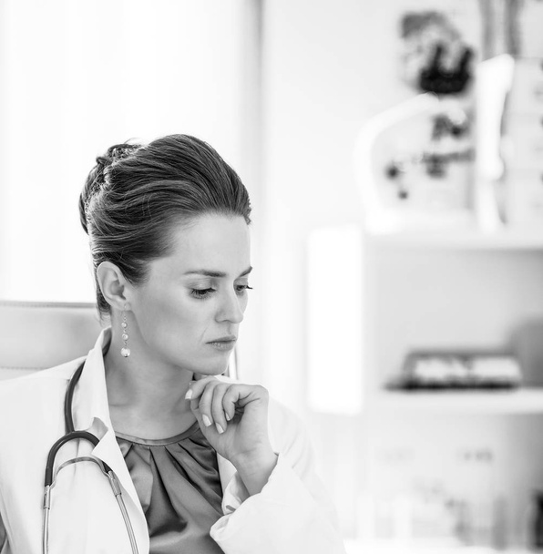 thoughtful medical doctor woman in office - Фото, зображення