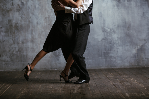 Fiatal csinos nő fekete ruha és a férfi tánc valse - Fotó, kép