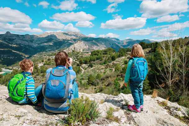 padre con hijo e hija de viaje de senderismo en Guadalest, España
 - Foto, imagen