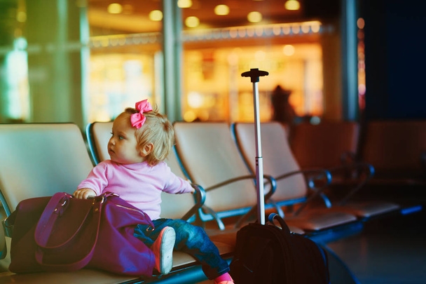 little girl waiting in the airport - Φωτογραφία, εικόνα