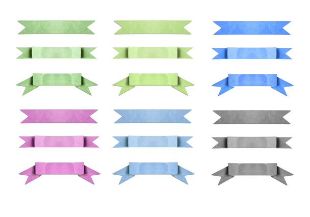Vieille utilisation de papier coloré comme bannière d'étiquette sur fond blanc
 - Photo, image