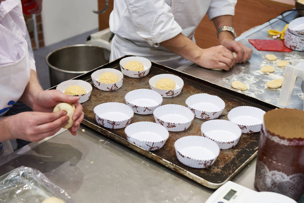 Bakers making buns for baking - Fotoğraf, Görsel