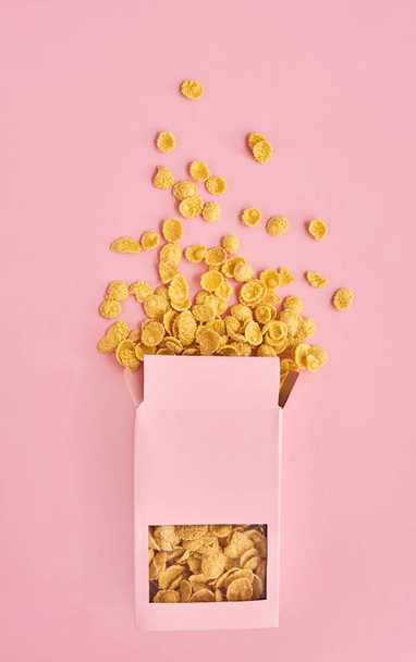 Vista superior de la caja rosa con cereales sobre fondo rosa
 - Foto, Imagen
