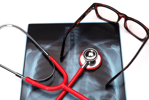 Weltgesundheitstag Gesundheit und Medizin rotes Stethoskop auf Röntgenfilm gesund und Versicherungskonzept - isoliert - Foto, Bild
