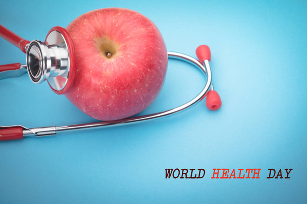 Světový den zdravotnictví a medicína stetoskop a červené apple zdravé a pojištění koncepce zdraví - Fotografie, Obrázek