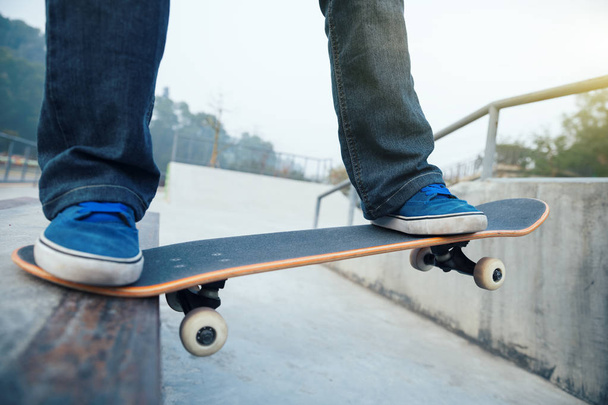 skateboarder legs skateboarding at skate park - Фото, зображення