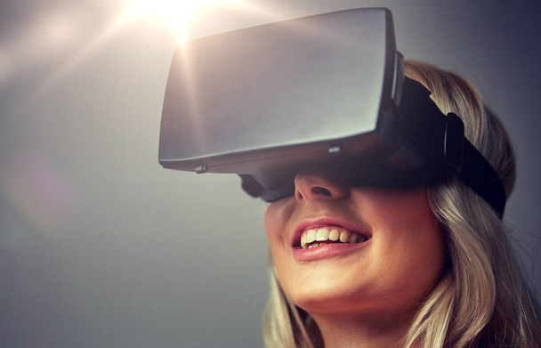 close up of woman in virtual reality headset - Foto, afbeelding