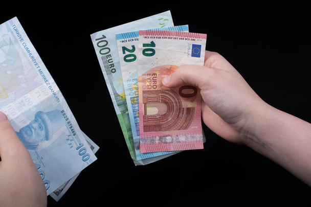 Mão segurando notas de dólar americanas isoladas em fundo preto - Foto, Imagem