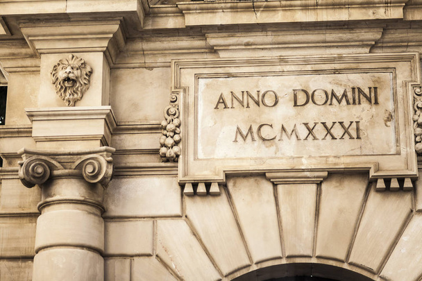 Стародавнього середньовічного Латинської anno domini, 1931, деталь фасадних в будівлі міста Пальма де Майорка, Іспанія. - Фото, зображення
